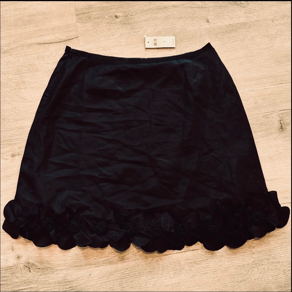 NWT Ann Taylor 100% Silk Rosette 3D Floral Trim Short Mini Skirt in Black Size 4